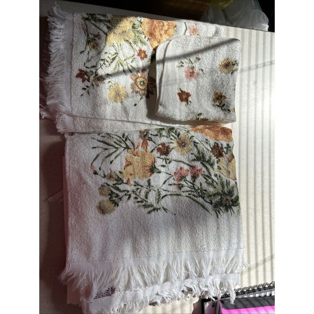 vintage cannon bath towels Lot. 5 brown and yellow floral. New. Never used.‎